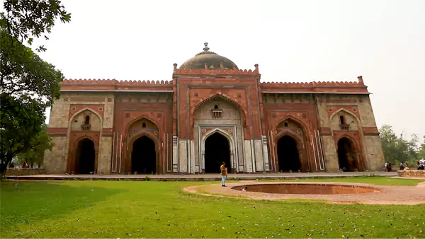 Qila-i-Kuhna Mosque