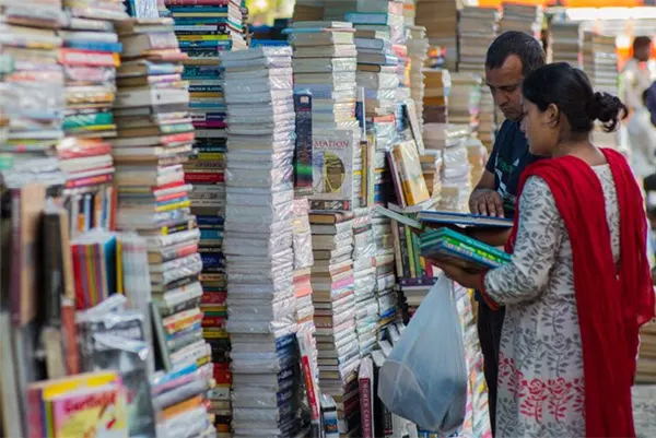 Nai sarak book market