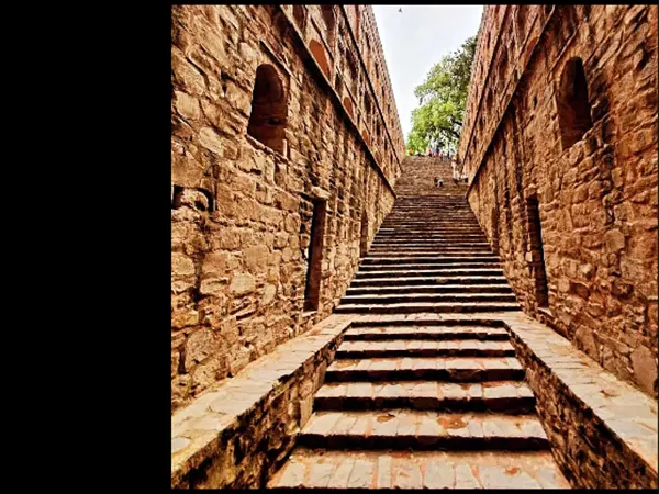 Agrasen ki baoli nearest metro station